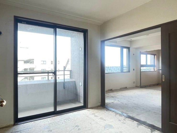 無駄のないシンプルな空間が、住まいに落ち着きをもたらします。奥まった場所にある収納は目立ちにくく、お部屋全体の見た目をすっきりと保てるのが魅力。心穏やかな毎日を送るための、頼もしい設備です。