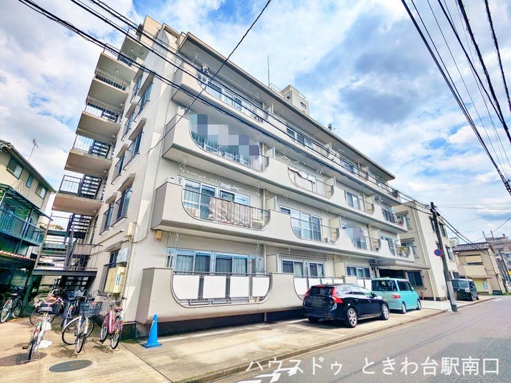 マンション北側には駐輪場を完備。前面の道路は交通量が少なく落ち着いた環境です。