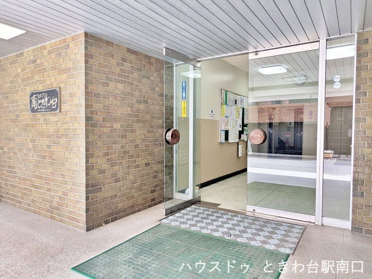 共用スペースの掲示板やポスト周辺も清潔に保たれており、丁寧な管理状況がうかがえます。住まう方が心地よく過ごせるよう配慮された空間です。