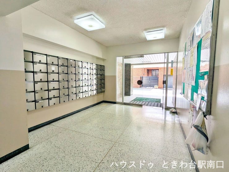 エントランスからホールにかけて、外の光が届く開放的な造りとなっています。毎日の通勤や通学の際も、気持ちよく送り出してくれるような空間です。