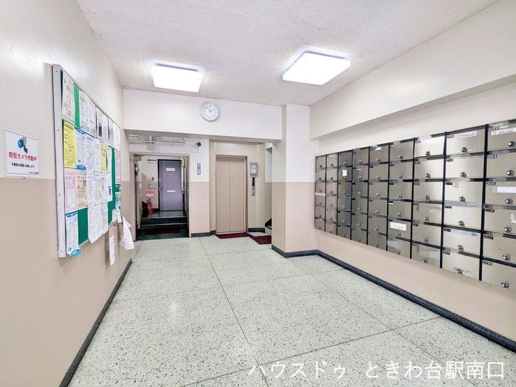 管理情報が掲示されるロビーは、整理整頓が行き届いています。清掃も定期的に行われており、マンション全体の良好な住環境を支えています。
