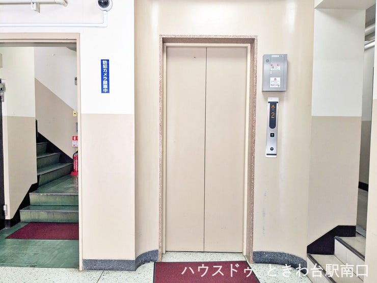 館内にはエレベーターが完備されているため、上階への移動や重い荷物がある日も快適です。内装は落ち着いた色調で、品よくまとめられています。