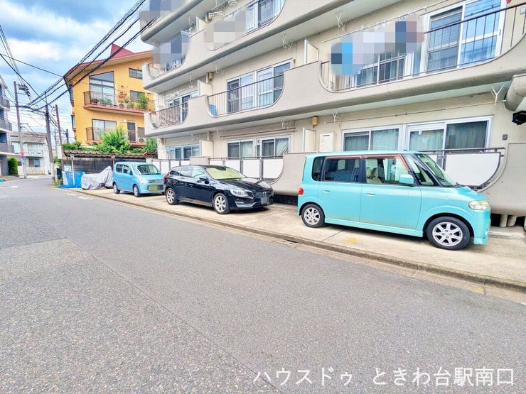 敷地内には平置きの駐車場が用意されています。前面道路は平坦で道幅も確保されており、お車の出し入れもスムーズに行える環境です。