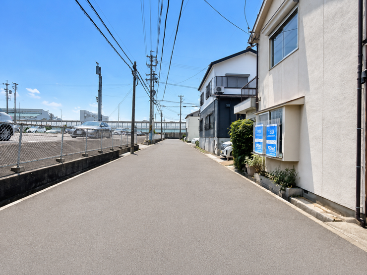 幅員約6.1mの前面道路です。道路幅が広いので、向かいの住宅とも距離があるため日当たりも確保しやすいです。
