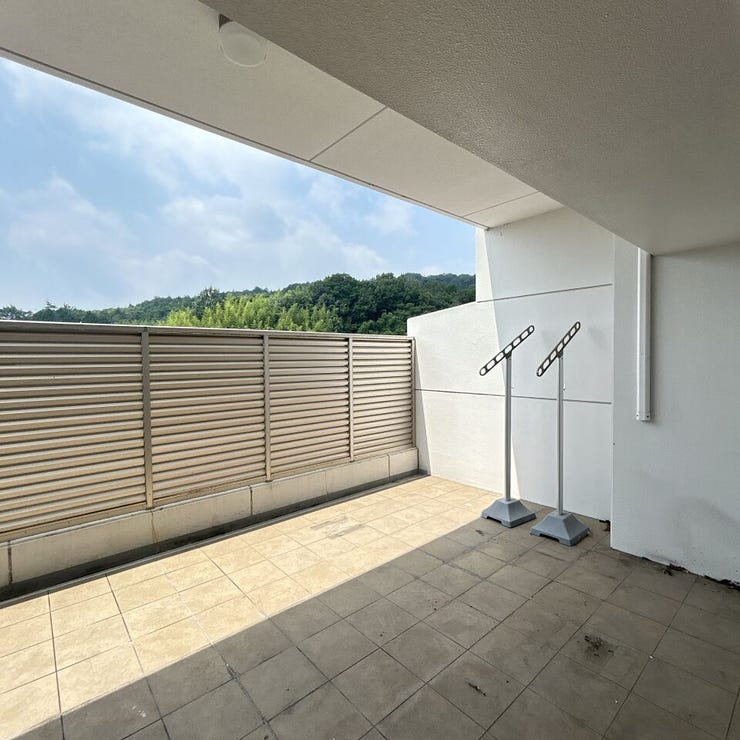 テラスは1Fの為、広くなっています。フェンスもしっかり高さもあるので、プライバシーもばっちり確保。とても静か♪
場所によってお日様をしっかり浴びれる場所と雨風を防ぐ場所で用途に合わせて使用も可能♪