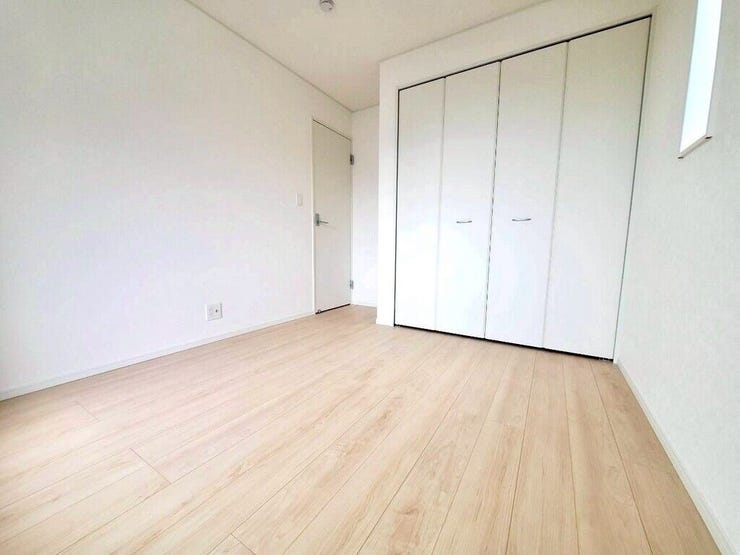 【Bedroom】ベッドとデスクを置いてもゆとりのある、使い勝手の良い広さの洋室です。