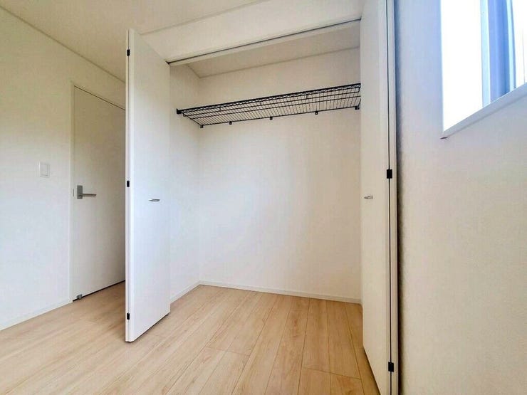 【Bedroom】クローゼット完備で収納力◎。家具の配置もしやすい機能的な洋室です。