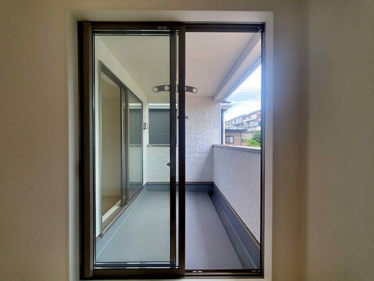 【Balcony】日当たりの良いバルコニーはお洗濯物がしっかり乾きやすく、毎日の家事にも重宝します。