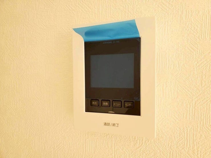 【Facilities】来訪者を確認できるモニター付きインターホンで、防犯面も安心です。