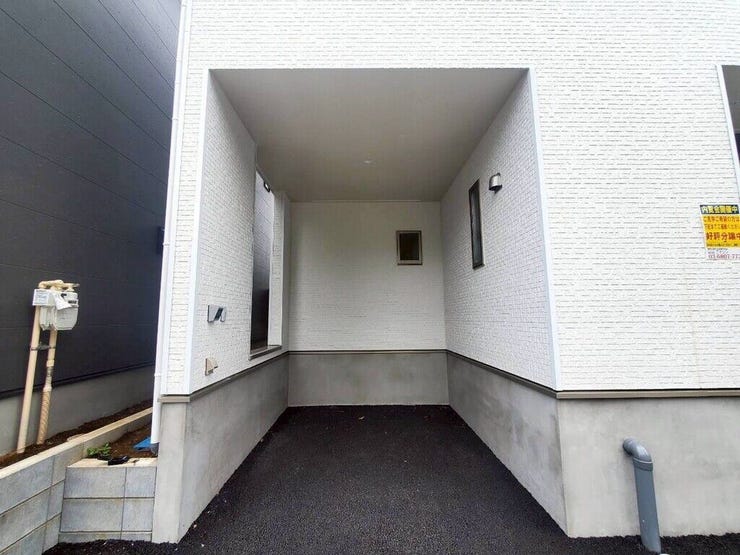 【Exterior】ゆとりのある駐車スペース付きで、車の出し入れもスムーズに行えます。
