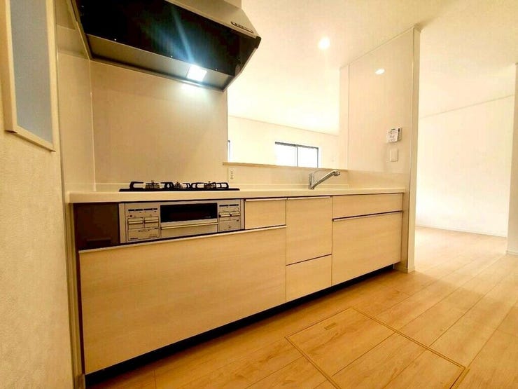 【kitchen】広めのキッチンは料理のしやすさを追求した設計。収納も豊富で作業がしやすい空間です。