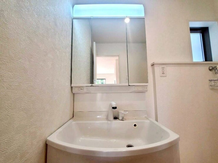 【Washroom】毎朝の準備がスムーズに。広めの洗面台と収納が使いやすい洗面所です。