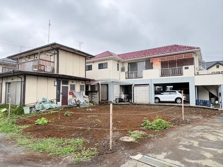 【外観】
日当たりの良い広々とした敷地で、家族の新しい生活を始めてみませんか。季節の変化を間近に感じられる庭スペースは、子供の遊び場としても最適です。開放的な空気に包まれて、健やかな毎日を育めそうです
