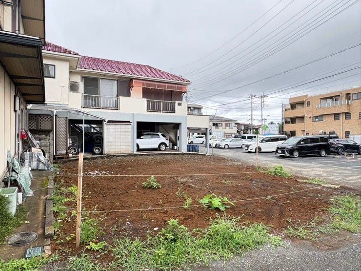 自由な発想で活用できる広々とした敷地は、家族のライフスタイルに寄り添います。季節ごとに彩りを変える庭先は、日々の暮らしに安らぎをプラス。