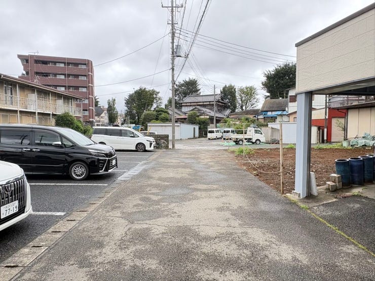 前面道路はゆとりある幅員が確保されており、車の出入りもスムーズに行えます。見通しも良好で、毎日の通勤や送り迎えも安心。周囲は穏やかな住宅街となっており、落ち着いた空気が流れる住環境といえます。