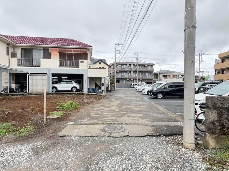 すっきりとした見通しの良い道路に接しており、駐車もストレスなく行えます。周辺は落ち着いた住宅エリアが広がり、家族の健やかな毎日を見守ってくれそう。穏やかな日々の暮らしが想像できる、良い環境です。