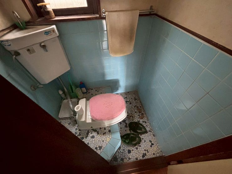 ◆1階トイレはブルーのタイルが印象的なレトロな雰囲気。小窓付きで換気も良く、明るさも十分に確保されています。