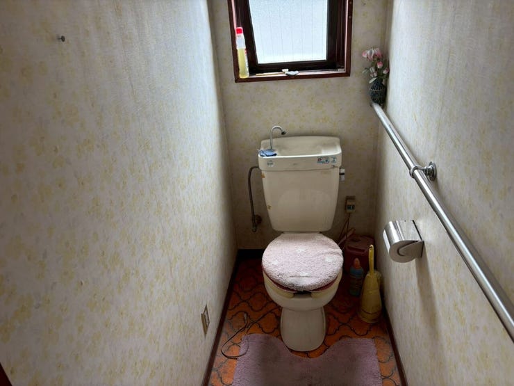 ◆2階トイレです。こちらも窓付きで換気もでき、壁面には手すりも設置されており、ご年配の方にも安心の仕様です。