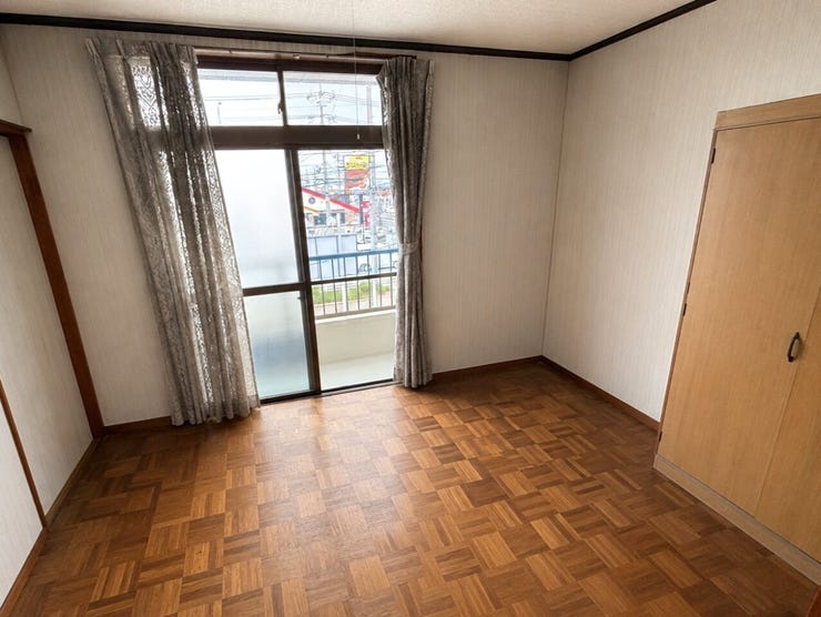 ◆2階5.5帖洋室です。こちらも東側バルコニーに面しております。
【画像がAI加工により荷物等を消去しています】