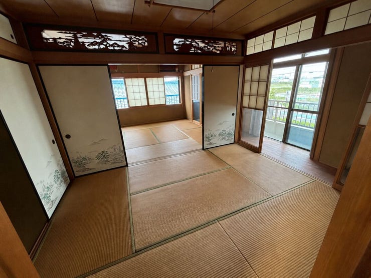 ◆2階6帖和室です。8帖和室と隣接しており開放的な空間が広がっています。各和室には押入がついており、お部屋をゆったり使えます♪
【画像がAI加工により荷物等を消去しています】