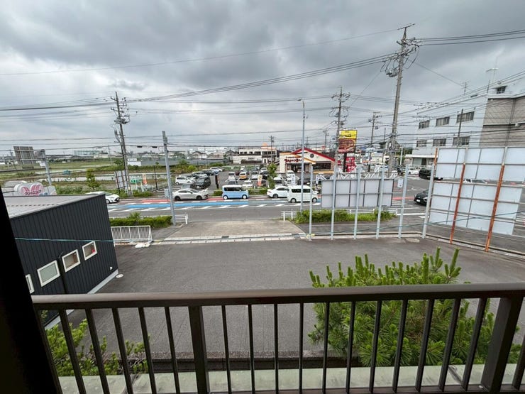 ◆東側バルコニーからの眺望です。前面に建物も無く開放的です。