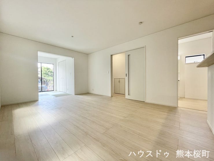 ■安らぎと笑顔の中心地■陽光が優しく降り注ぎ、会話が自然と弾む。ここでは、毎日が特別な時間へと変わります。