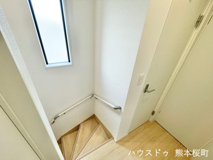 ■暮らしを繋ぐ、明るい動線■採光窓から光が差し込み、足元を優しく照らす。安全で快適な、家族の生活を支える縦の繋がりです。