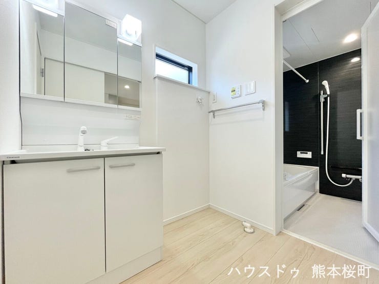 ■清々しいリフレッシュ空間■自分を磨き、気持ちを切り替える。心地よい光が差し込むプライベートスペース。