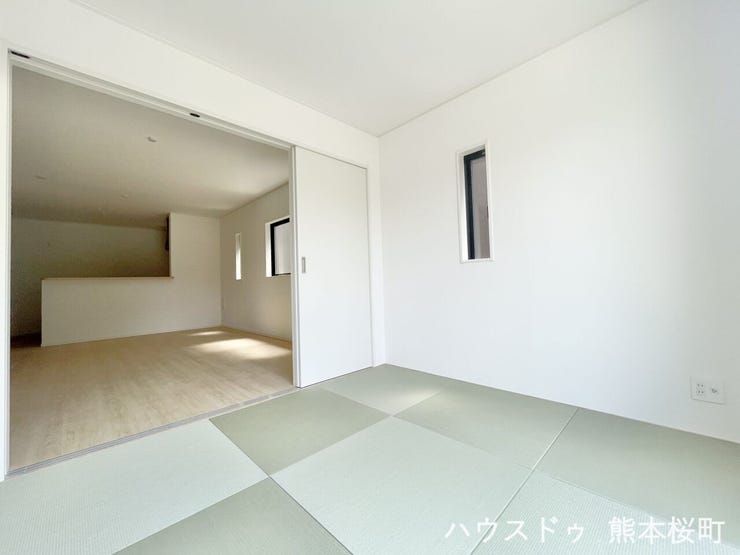 ■1階4.5帖和室■ゲストをもてなし、昼寝や家事にも使える、畳のぬくもりが心地よい多目的万能スペース。