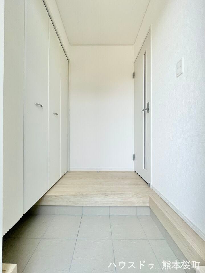 ■「しまう」が叶える美しい玄関■大容量のシューズボックスがあることでいつも整理された、気持ちの良い「家の顔」を保てます。