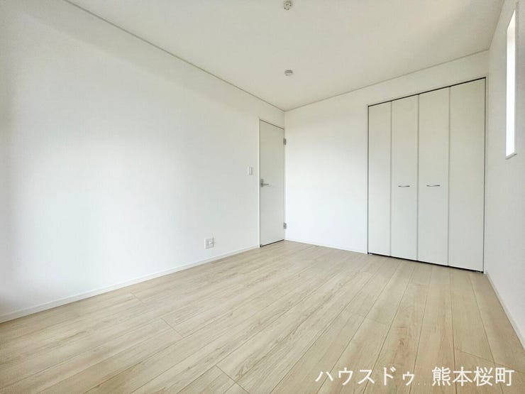 ■2階6帖洋室■寝室、書斎、趣味の部屋。家族の成長やライフスタイルに合わせ、様々な使い方ができる快適な空間です。