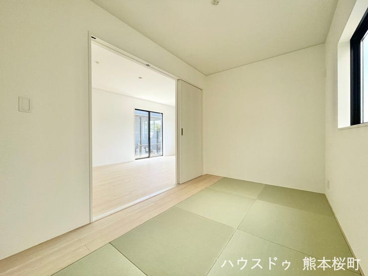 ■1階4.5帖和室■ゲストをもてなし、昼寝や家事にも使える、畳のぬくもりが心地よい多目的万能スペース。