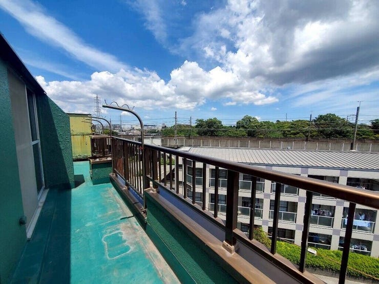 【Balcony】日当たりの良いバルコニーはお洗濯物がしっかり乾きやすく、毎日の家事にも重宝します。