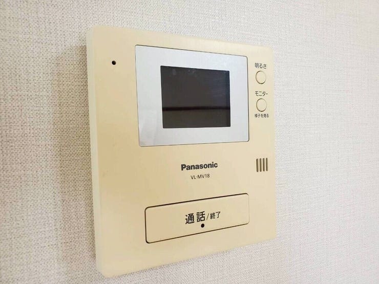 【Facilities】来訪者を確認できるモニター付きインターホンで、防犯面も安心です。