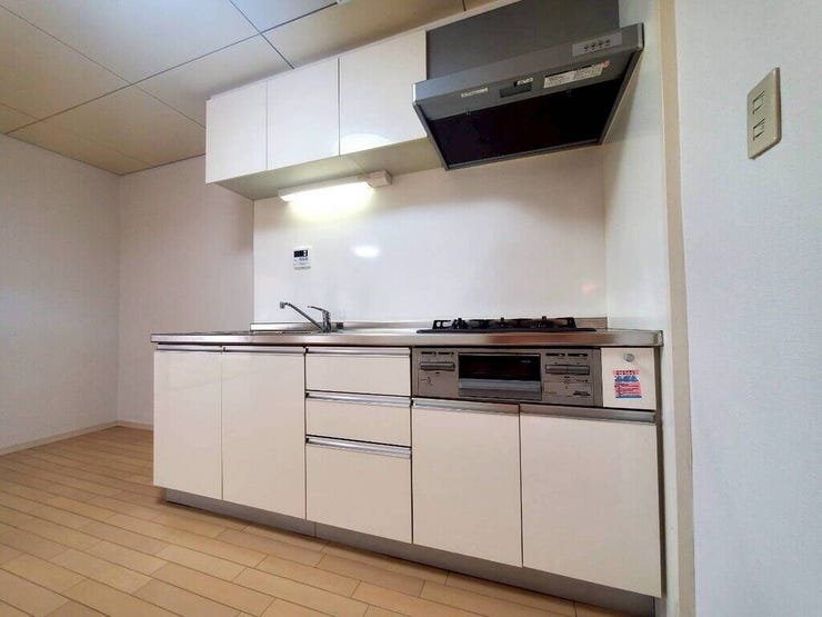 【kitchen】効率よく使える広々キッチン。収納力も高く、料理の時間がスムーズに。