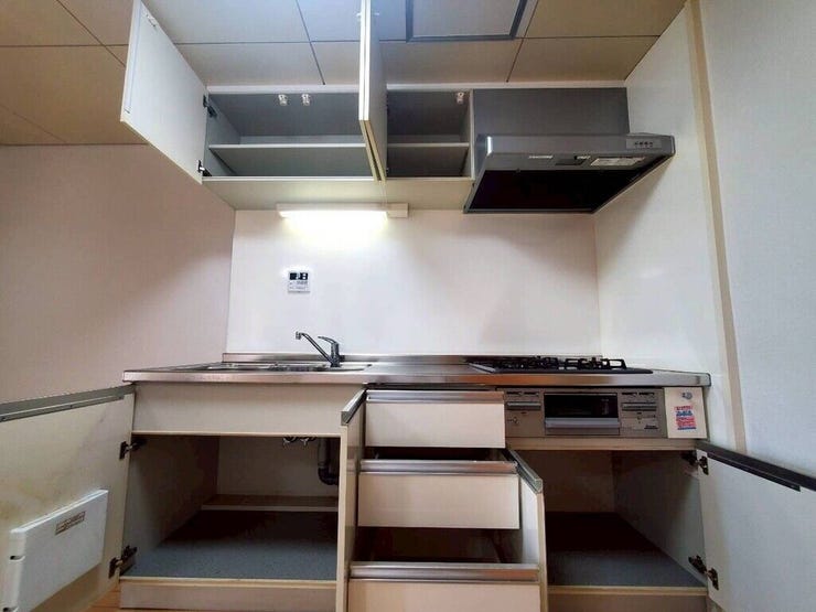 【kitchen】広めのキッチンは料理のしやすさを追求した設計。収納も豊富で作業がしやすい空間です。
