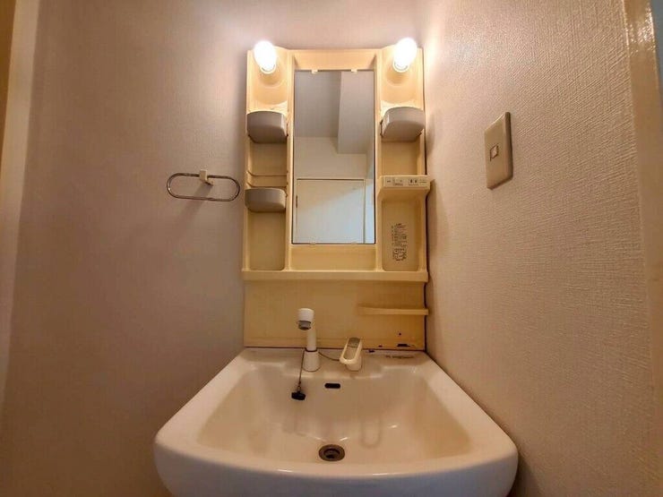【Washroom】毎朝の準備がスムーズに。広めの洗面台と収納が使いやすい洗面所です。