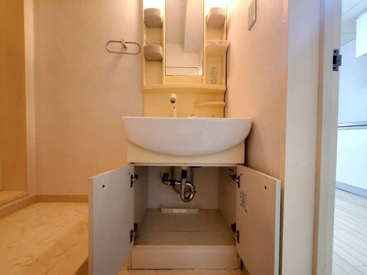 【Washroom】すっきりとしたデザインで、毎日の生活が快適に。収納も豊富な洗面所です。