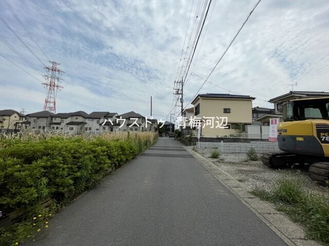【東側 前面道路】幅員約4.5mの前面道路です。普通車が1台通れる幅となります。大型車の通行が少ないので、振動や騒音が抑えられます。