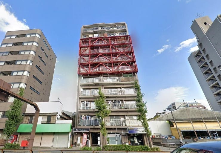 【外観】
視認性の良い立地に建つマンションで、周辺は生活施設も整い利便性良好。堂々とした外観が印象的な住まいです。