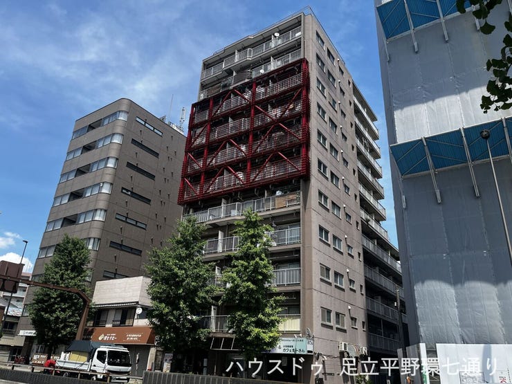しっかりとした存在感のある外観。周辺建物と調和した落ち着いた佇まいです。。
