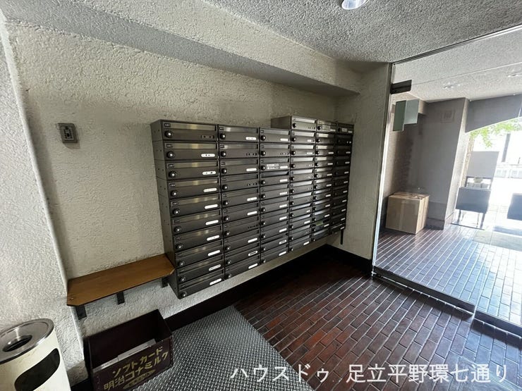 集合ポストはエントランス内に設置され、郵便物の確認がスムーズにできます。