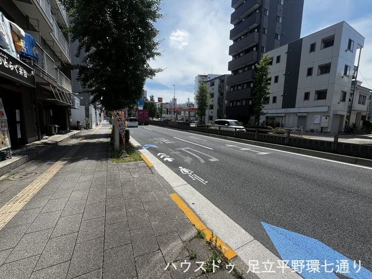 前面道路は幅員があり、開放感のある街並み。日々の通行もしやすい環境です。
