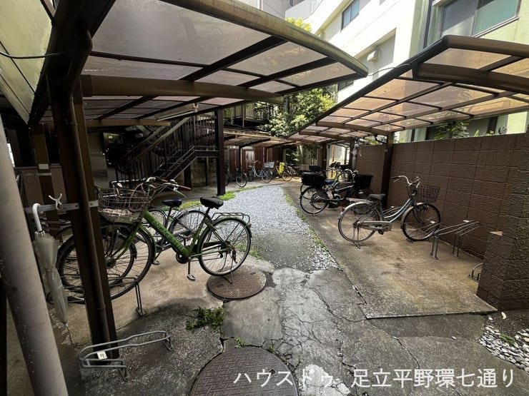 屋根付きの駐輪スペースがあり、自転車を雨から守りやすい環境です。