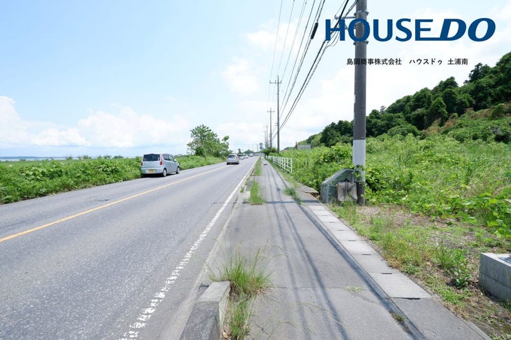 北東側公道に接道しています。
広い道路でお車の出し入れも楽にできます。