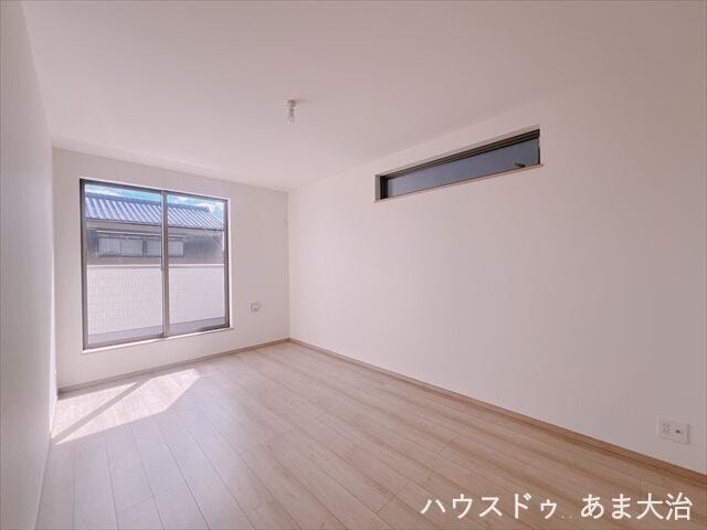 2階洋室は全室南向き。二面採光で一日中明るい空間。