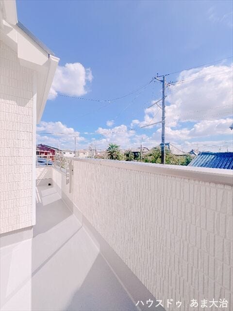 お洗濯物もすっきりと乾きそうな南面バルコニー。大きな寝具等を干すこともできそうですね。