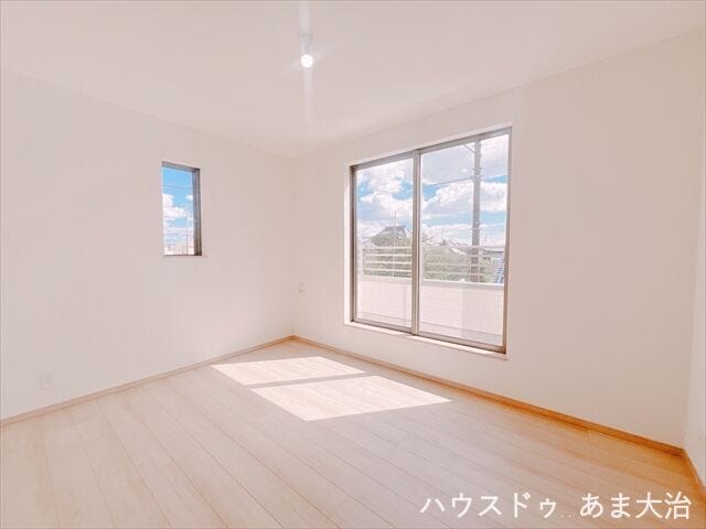 東窓のある洋室は朝から心地のいい空間。