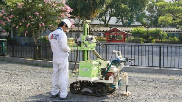 新築の住宅において、基礎着工前に地盤調査会社による地盤調査を行っています。調査結果を元に、必要に応じ、地盤補強等を実施し、不同沈下しないよう対策をとっております。