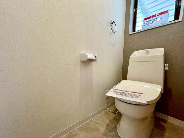 【Toilet】清潔感があり、落ち着いたデザインのトイレ。家族みんなが快適に使えます。
